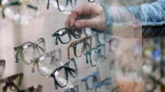 特写、橱窗、眼镜店、眼镜店、眼镜店、眼镜店很多眼镜、镜框、男士手选时尚的矫正眼镜、眼镜