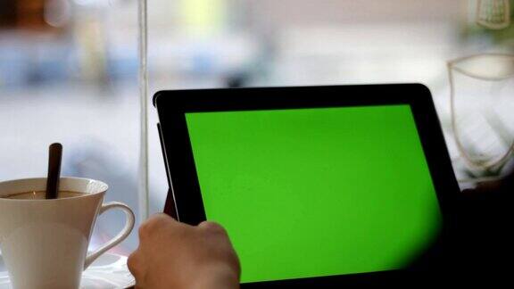 空白的绿色屏幕的平板电脑一点击关闭与手