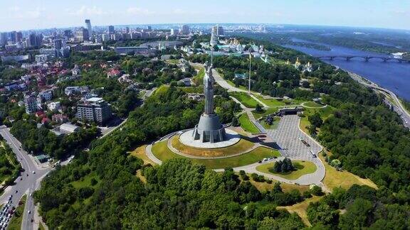 基辅祖国母亲纪念碑的鸟瞰图