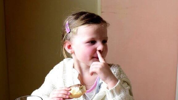 小女孩吃点心可爱的小女孩吃巧克力奶油卷家庭