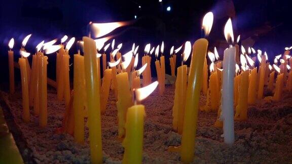 沙盘里的蜡烛发出的蜡烛火焰