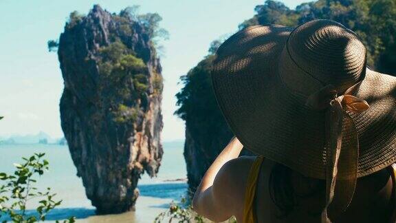 一名女游客在拍摄泰国著名的标志性景点詹姆斯邦德岛