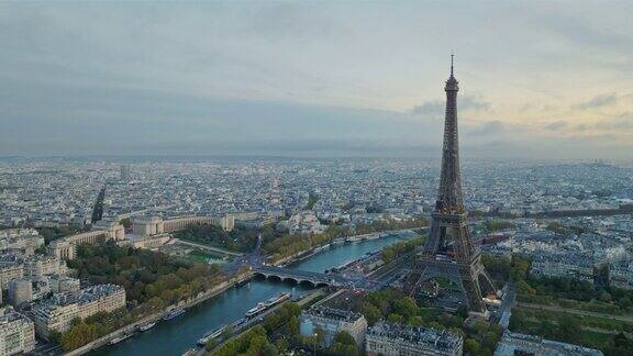 法国巴黎著名的埃菲尔铁塔鸟瞰图清晨云雾缭绕