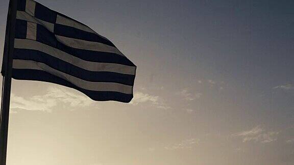 希腊和爱琴海的旗帜清澈的天空和日落的背景