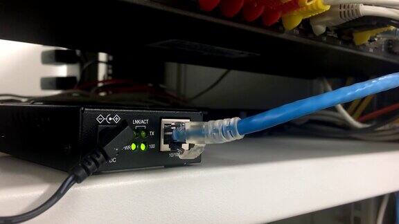 光纤网络在机架中