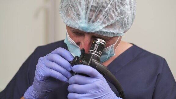 一个专业男医生用内窥镜做胃镜检查的特写医疗诊断过程中