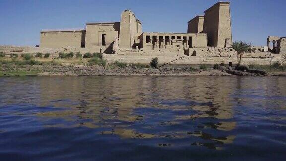 在埃及阿斯旺从船上看到菲莱神庙