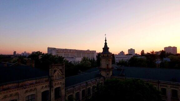 夕阳下的城市背景上的老大学