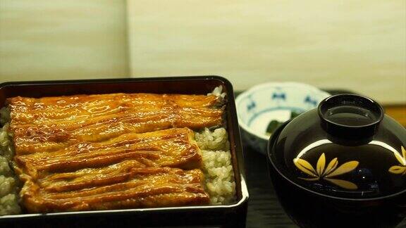 Unagidon日本高级菜用特制酱汁腌制的烤海鳗放在米饭上