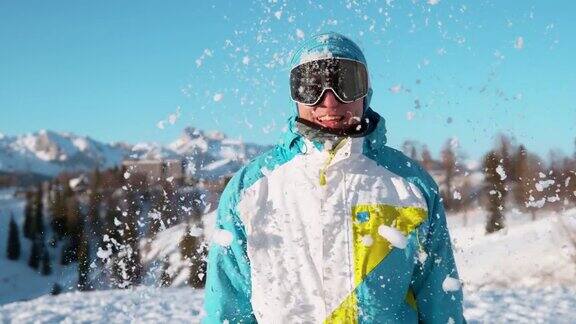 特写:一名兴奋的男子被一个巨大的湿雪球击中头部