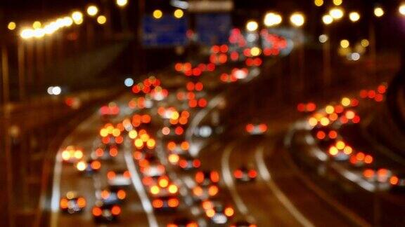 高速公路交通车辆在多车道高速公路上行驶在夜晚模糊