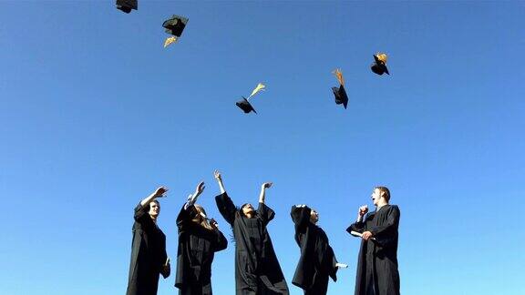 毕业生们把帽子抛向天空