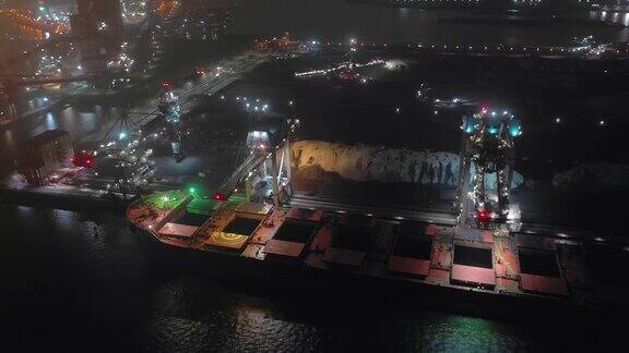 港口装卸货物散货船的夜间时间流逝