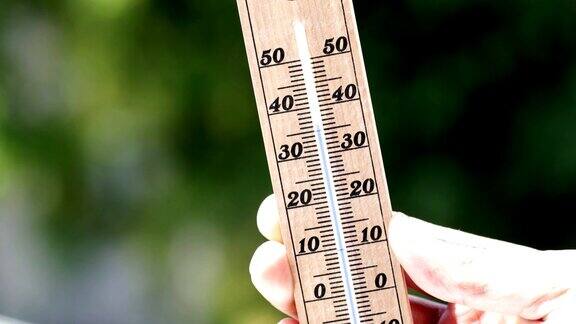 人从温度计上读出温度-非常热