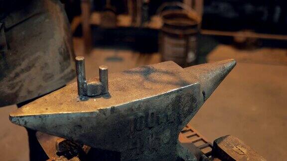 铁匠在铁砧上用锤子干活马蹄特写镜头