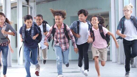 一群五年级的孩子在学校走廊上跑步