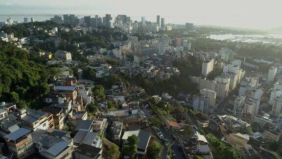 背景中是里约热内卢市中心的高层建筑从山顶上俯瞰贫民窟