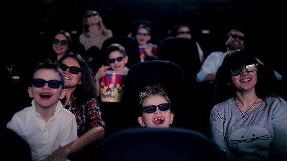 人们正在电影院看电影