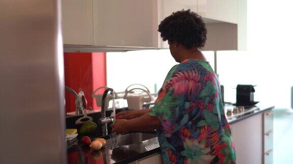 女人在厨房的水槽里洗蔬菜