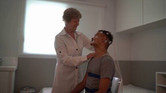 医生将电极放在病人头上进行医学检查