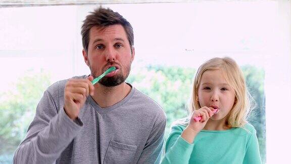 微笑的爸爸和女儿刷牙4K4K