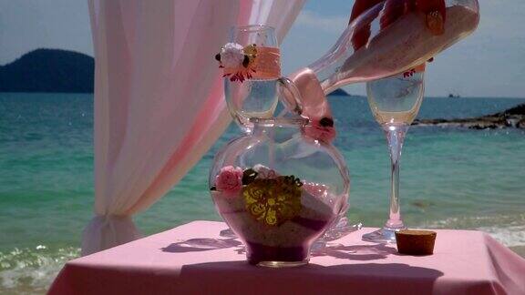 新娘把沙子倒进花瓶里婚礼装饰在海边