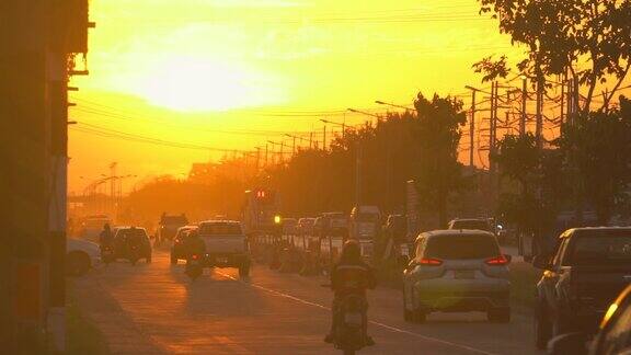 交通道路在傍晚和阳光