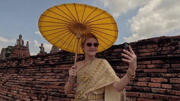 亚洲女游客到古城旅游使用智能手机