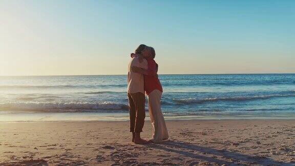 一对老年夫妇在海滩上拥抱