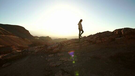 行走在智利阿塔卡马沙漠中的女子