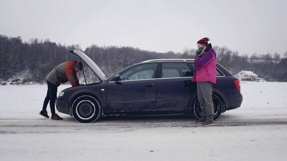 冬天一对年轻夫妇的汽车出了故障