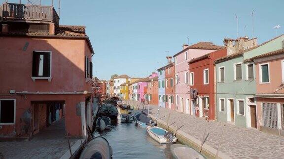 意大利布拉诺运河边色彩鲜艳的房子