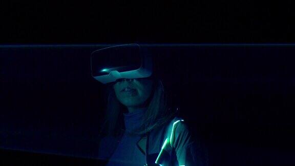 一名女子正在使用虚拟现实头盔进入元世界