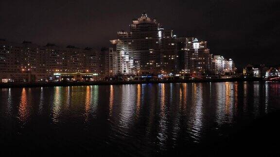夜晚的城市与河中的灯光反射