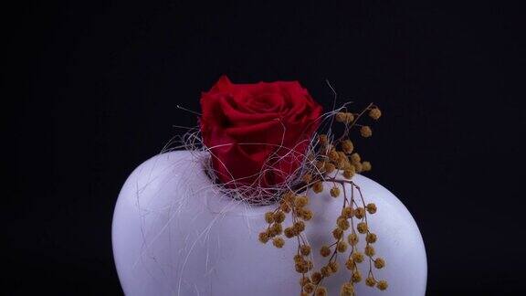 红玫瑰在白花瓶里旋转