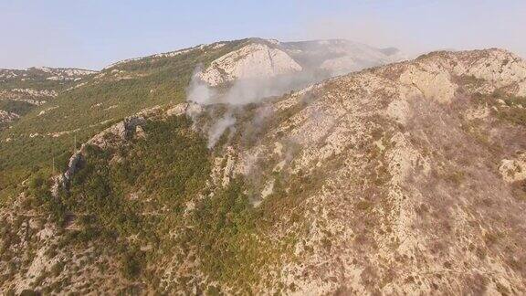 无人机拍摄的黑山山脉森林大火的烟雾