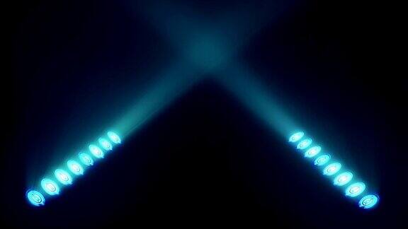 明亮的舞台灯光在蓝色无缝循环闪烁