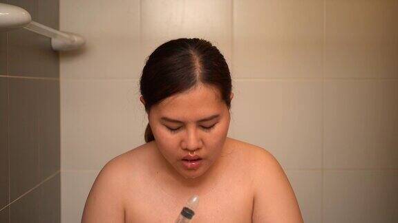 亚洲妇女用盐水洗鼻子