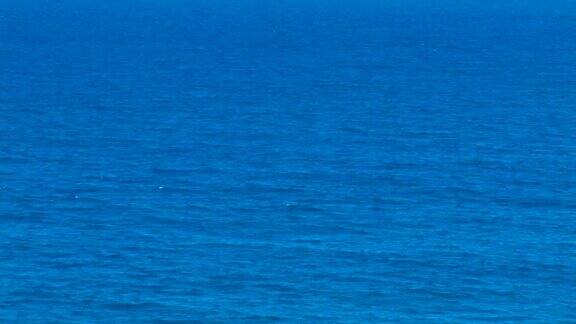 平静的蓝色海水大海