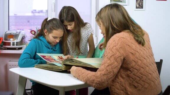 女孩们在看奶奶的旧相册