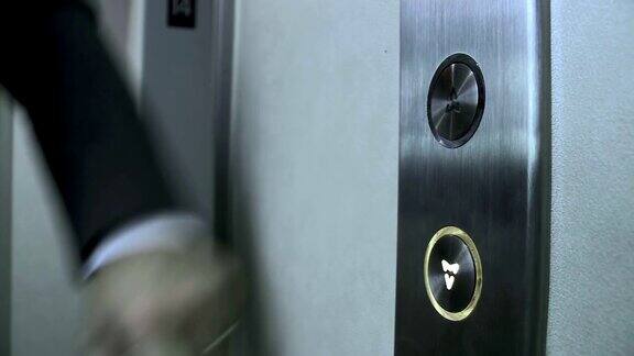 HD:按电梯按钮