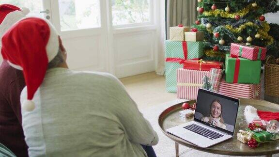 不同的高级女性朋友用笔记本电脑进行圣诞视频通话屏幕上有快乐的女人