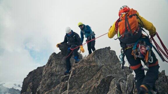 专业的资深登山者正在攀登欧洲阿尔卑斯山的陡峭山峰使用绳子鸟瞰图