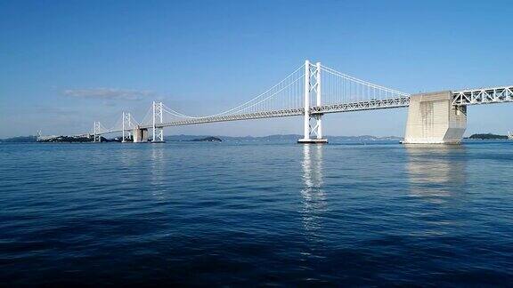 无人机推进飞行濑户桥在海上