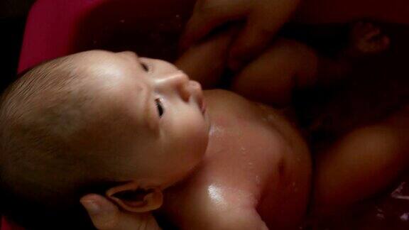4k:婴儿洗澡
