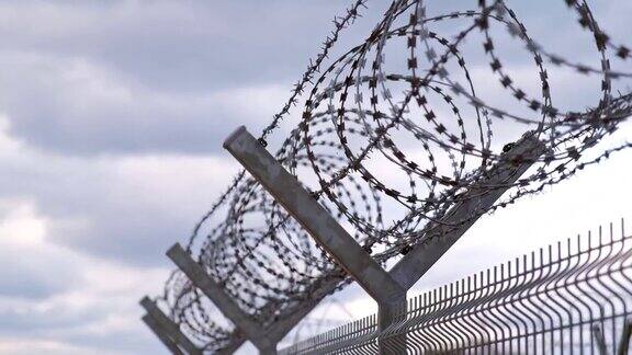 在难民人道主义危机期间用带刺铁丝网保护军事禁区边界的金属栅栏