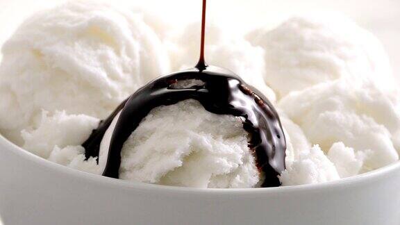 香草冰淇淋与巧克力糖浆倒入慢动作
