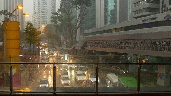 马来西亚雨黄昏照明吉隆坡商场大桥交通街道全景4k