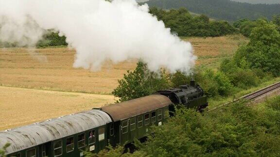 老式蒸汽火车冒出滚滚浓烟