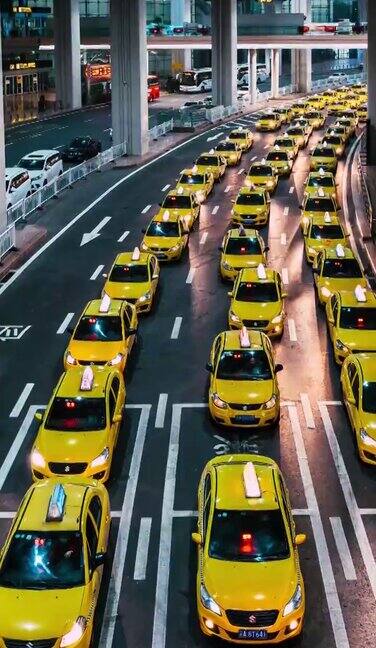 TD晚上在机场出口处繁忙的黄色出租车排队